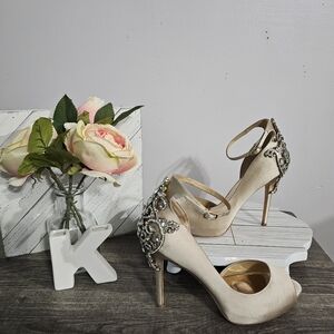 BADGLEY MISCHKA GUC Karson strap ankle open toe Satin Bridal high heels size 8